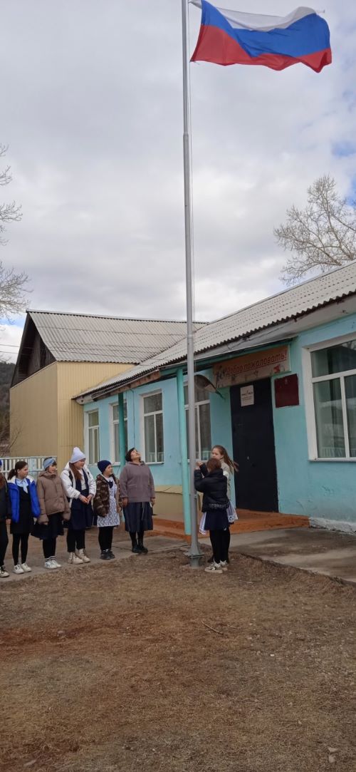 Еженедельная церемония поднятия и спуска Государственного флага.