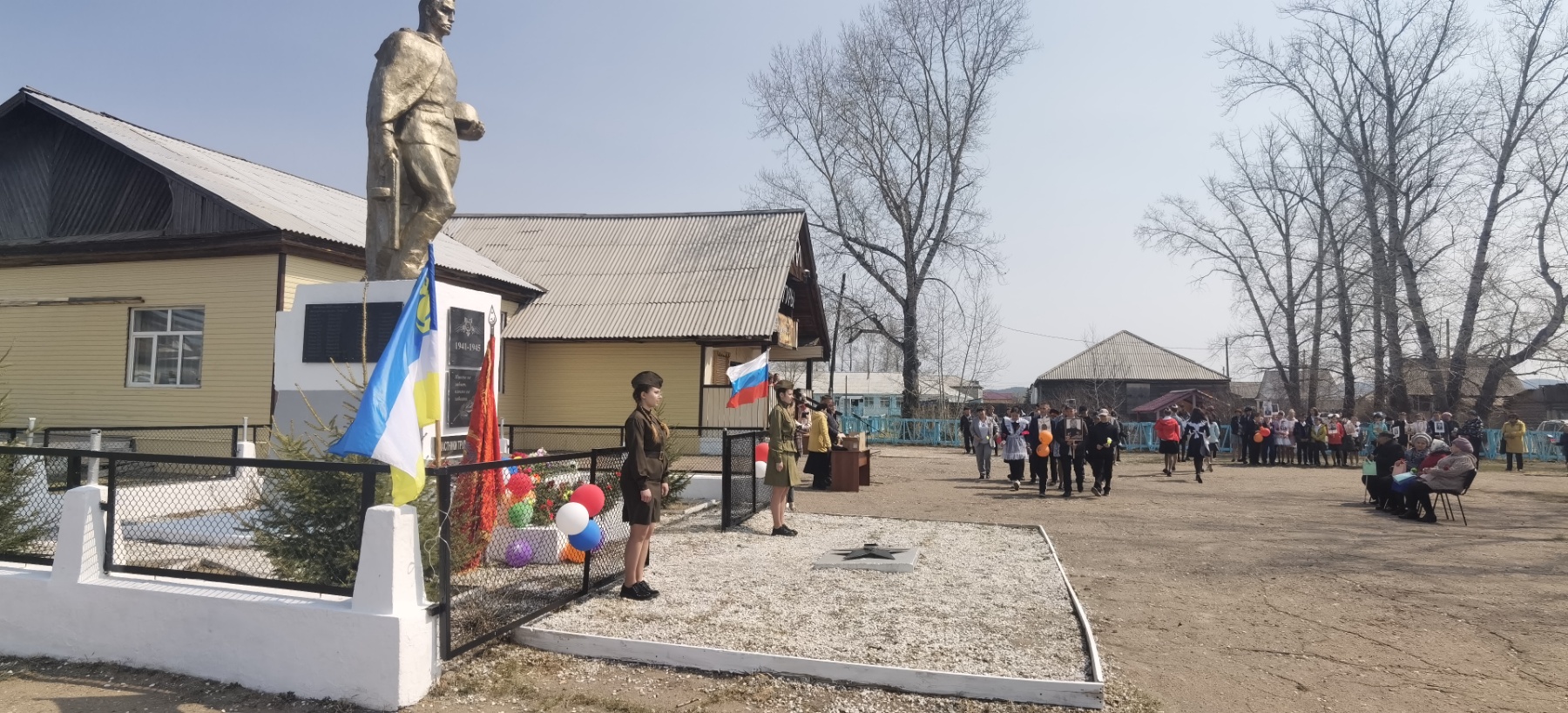 Пост у Вечного огня и Памятника Неизвестному солдату.
